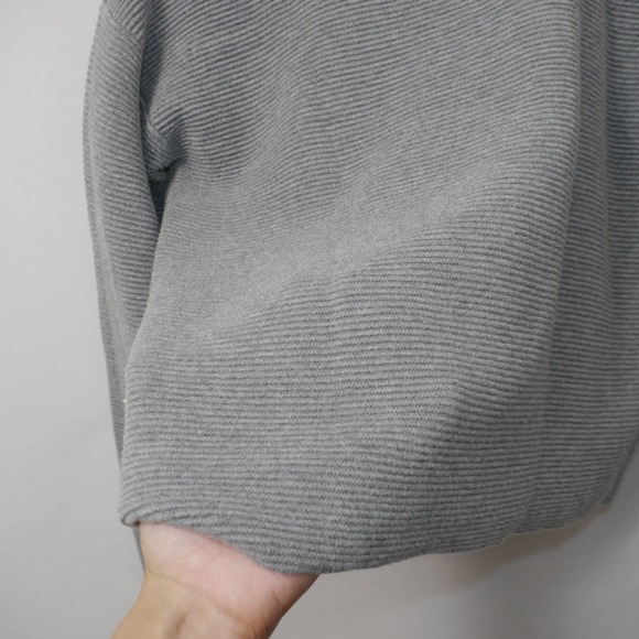 Amaryllis Cold Shoulder Gray Knit Sweater Size M - Picture 4 of 9